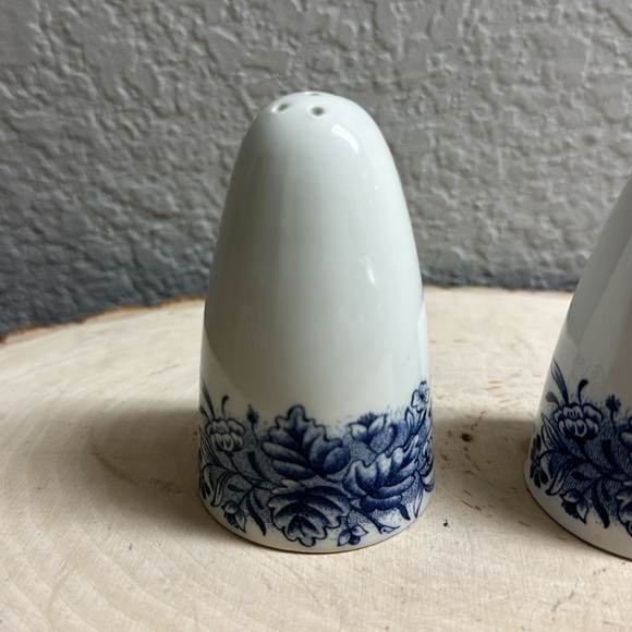 Vintage Churchill Courier and Ives Blue & White Salt and Pepper shakers - Picture 4 of 8